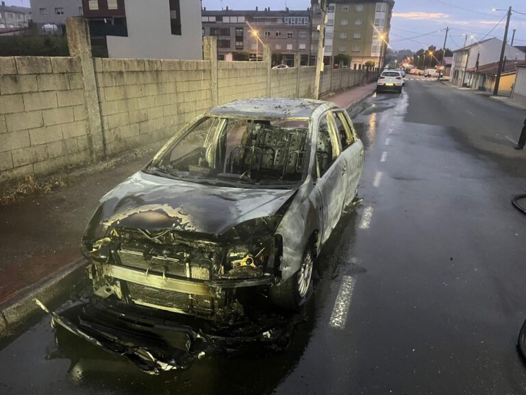 Arde un coche estacionado en una calle de Melide (A Coruña)