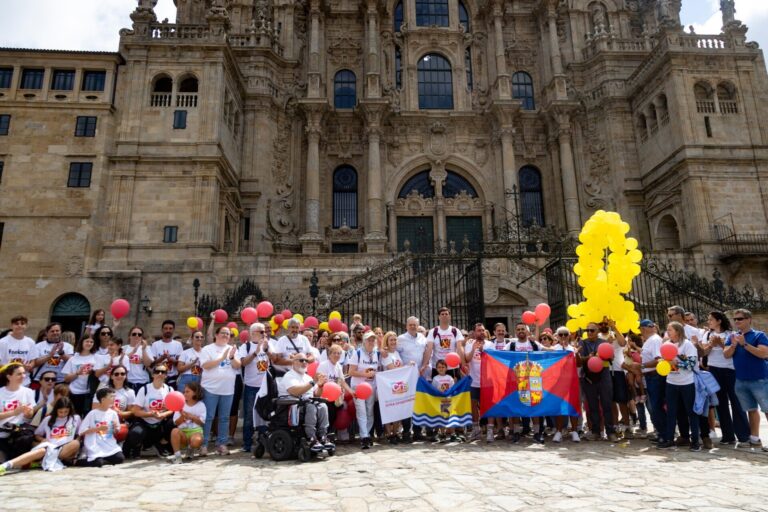 Gómez Caamaño ‘peregrina’ junto a los familiares de tres mujeres fallecidas por cáncer en su llegada a Santiago