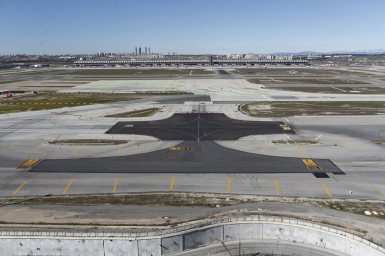 La presencia de una persona en las inmediaciones de una pista en Barajas retrasó el aterrizaje de un vuelo de A Coruñla