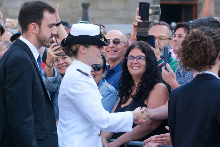 Decenas de personas arropan a Leonor al recibir la Medalla de Galicia: «Es una maravilla disfrutar de la próxima reina»
