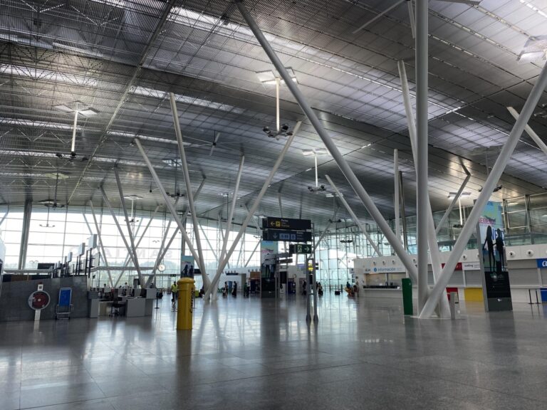 El aeropuerto de Santiago pierde más de 200.000 pasajeros en el primer semestre, mientras repuntan en Vigo y A Coruña