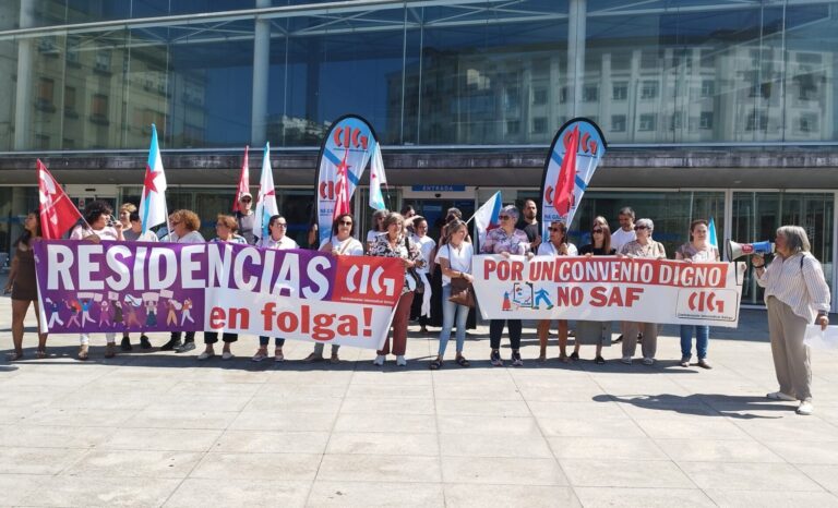 Trabajadores de residencias privadas vuelven a protestar ante la Xunta para reclamar mejoras laborales