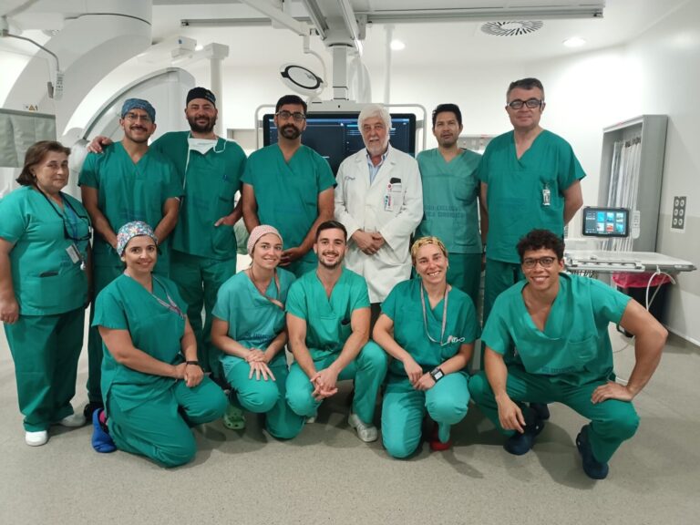 Cardiología del Cunqueiro utiliza por primera vez a nivel mundial una nueva técnica para reponer una prótesis aórtica
