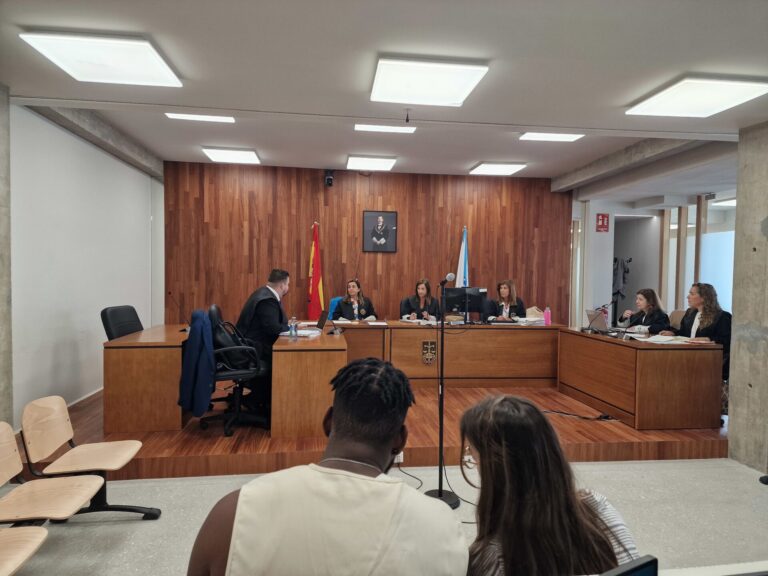 Un acusado de agresión sexual en Vigo dice que paró cuando ella se lo pidió y la mujer considera que superó los límites