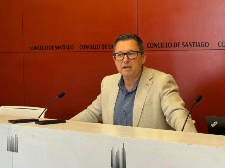 El PP de Santiago critica los carteles de Galiza Nova contra Leonor y pregunta si la alcaldesa se multará «a sí misma»