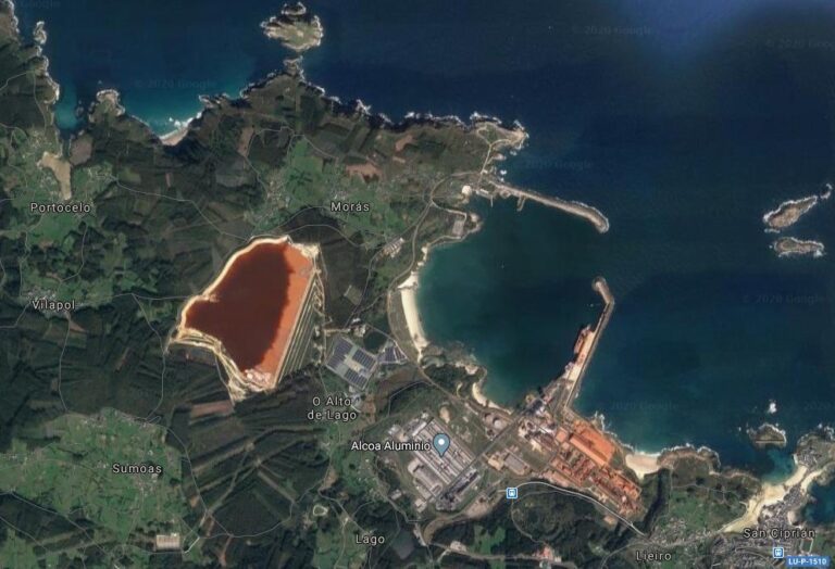 Fiscalía de Medio Ambiente inspecciona la balsa de lodos de Alcoa en A Mariña de Lugo