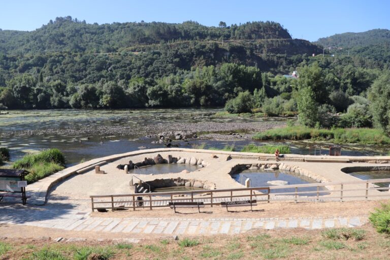 El Ayuntamiento de Ourense reabre las Termas do Muíño da Veiga y el alcalde se da un baño pese a desaconsejarlo la Xunta