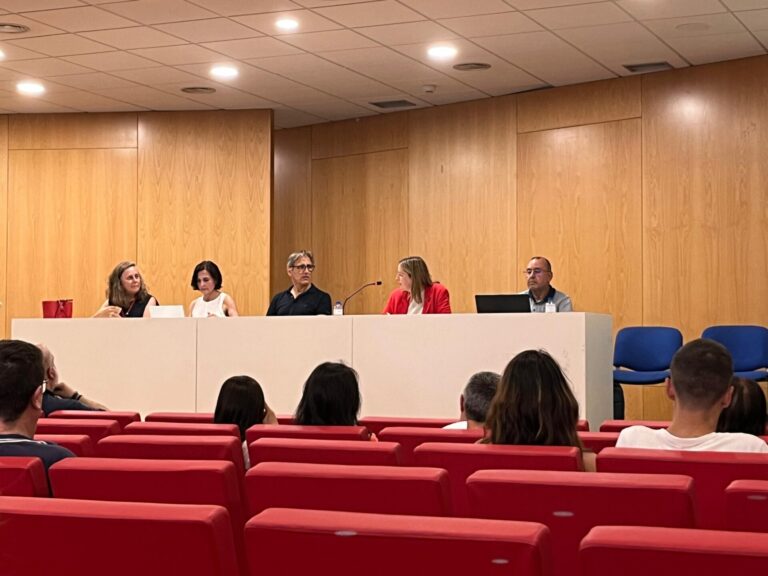 El Ayuntamiento de Santiago se abre a «flexibilizar» la entrada en vigor de la tasa turística «unos días o un tiempo»