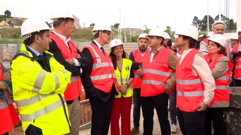Illa finaliza su visita a Galicia en A Coruña: conoce las viviendas de Xuxán y firma en el libro de Oro del Ayuntamiento