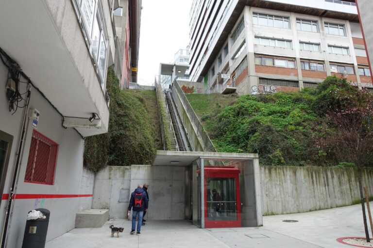 El ascensor inclinado entre Camelias y Menéndez Pelayo, en Vigo, vuelve a funcionar este lunes, tras parar en noviembre