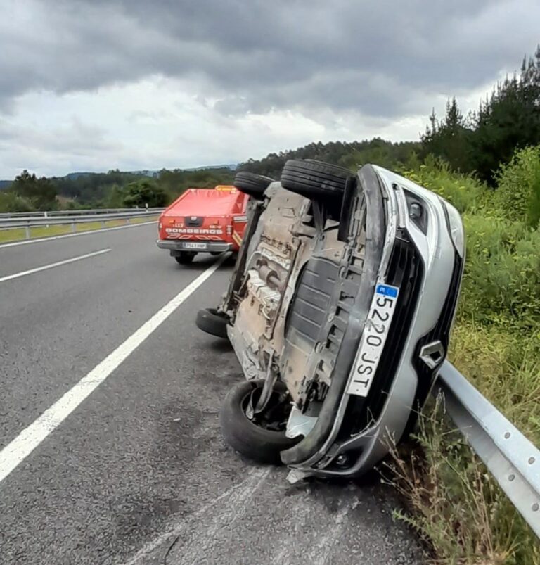 Herida una persona tras volcar su vehículo en la A-6 a su paso por Abegondo (A Coruña)