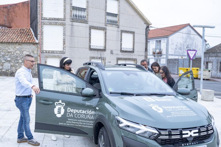 La Diputación de A Coruña entrega un nuevo vehículo para el Servicio de Ayuda en el Hogar de A Baña