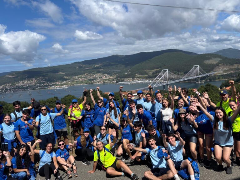 Responsables de la Xunta acompañan a un centenar de jóvenes de la diáspora gallega en etapas del Camino de Santiago