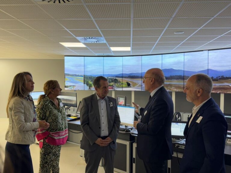 Caballero, «encantado» de que Vigo sea el primer aeropuerto de España con torre de control digital: «Es la vanguardia»