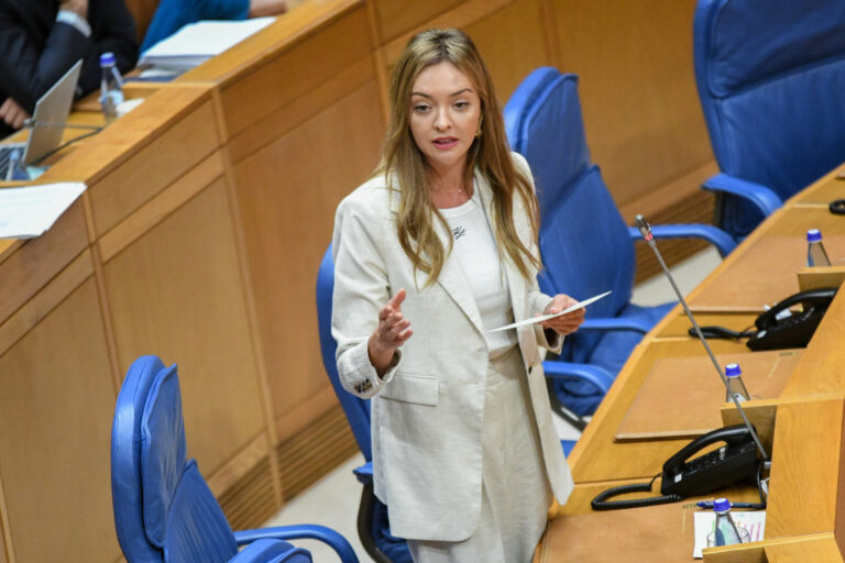 La Xunta tacha de «parches» e «insuficientes» los 10 millones del Gobierno central para los enfermos de ELA