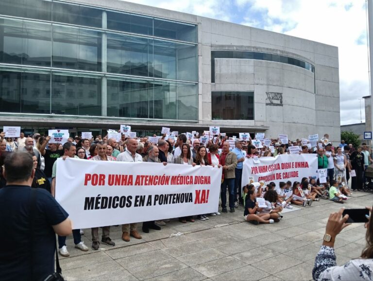 Vecinos de A Pontenova (Lugo), con su alcalde a La cabeza, reclaman ante la Xunta sanidad y educación de calidad