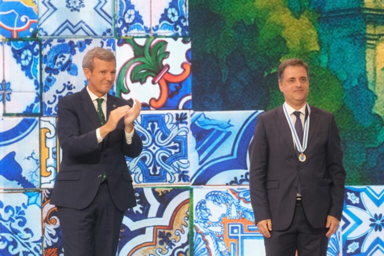Rueda reivindica la fraternidad como «mejor vacuna» contra extremismos tras dar la Medalla de Galicia a Moreira y Río