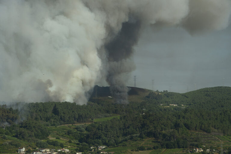 Rural.- Controlado el incendio forestal de Cualedro (Ourense) que afecta a unas 90 hectáreas