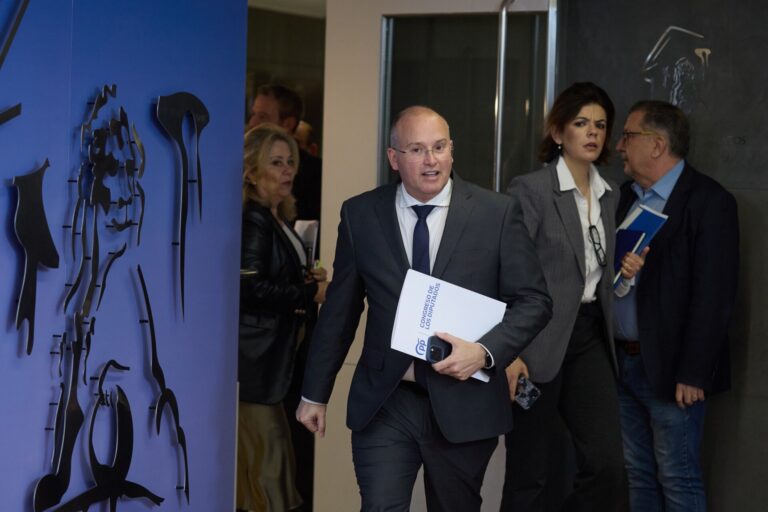 Puente se jacta de que Tellado ha dejado de ser «periodista» en su ficha del PP, tras enzarzarse con él por sus títulos