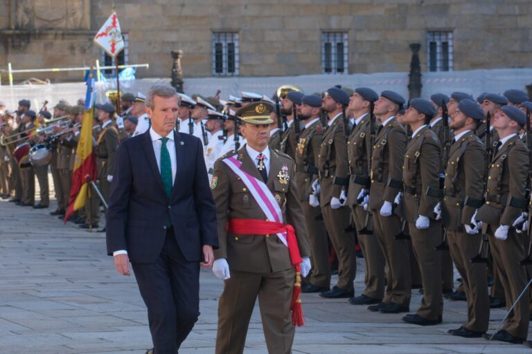 Santiago se engalana el Día de Galicia y los actos de la Ofrenda generan expectación: «¿Vuelven luego los militares?»