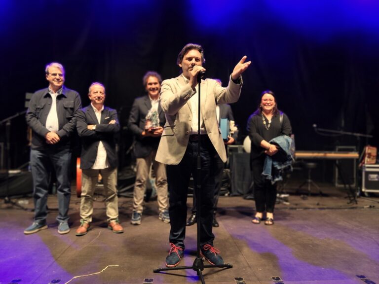 La Xunta reconoce la labor del Centro Galego de México en la celebración del Día do Emigrante en O Carballiño (Ourense)