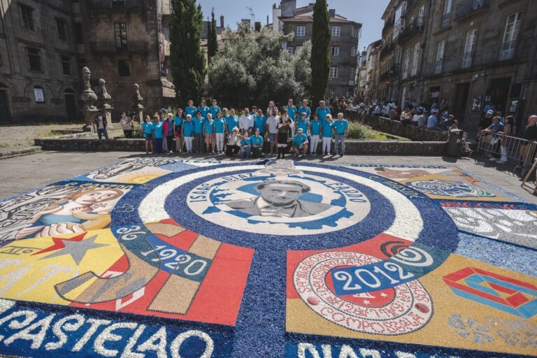 Una alfombra floral conmemora a Díaz Pardo en la Praza da Inmaculada durante las fiestas de Santiago