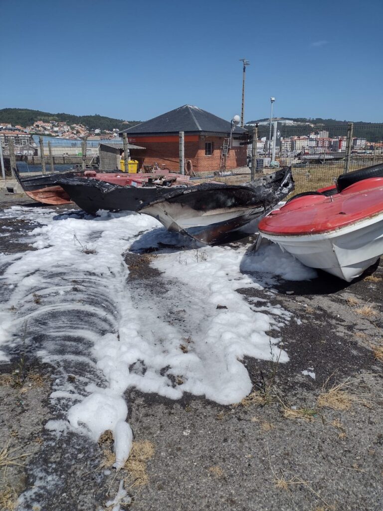 Un incendio en una lancha afecta a varias embarcaciones en el puerto de Ribeira