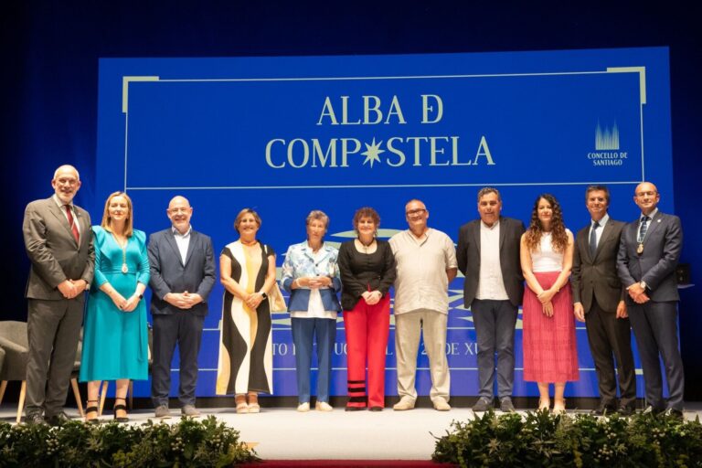 Los Alba de Compostela premian por tercer año a quien no sale en los periódicos, pero «hace más grande» Santiago