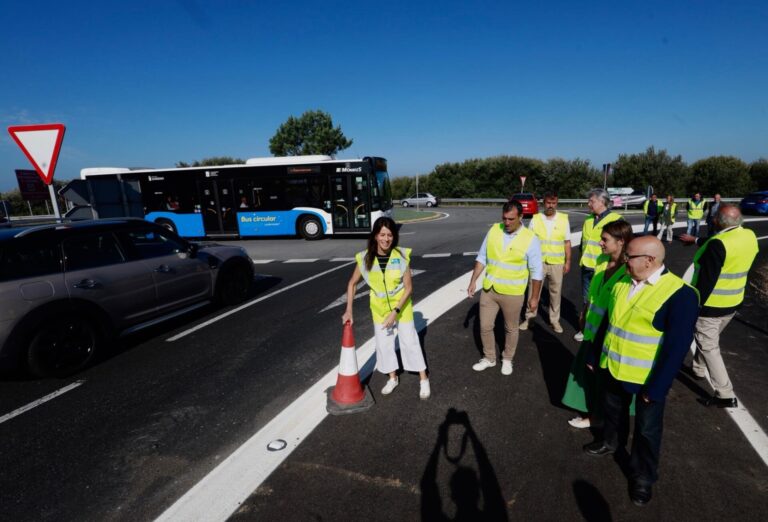 La Xunta abre un nuevo carril segregado en la Lanzada, en Sanxenxo (Pontevedra), para favorecer la movilidad viaria