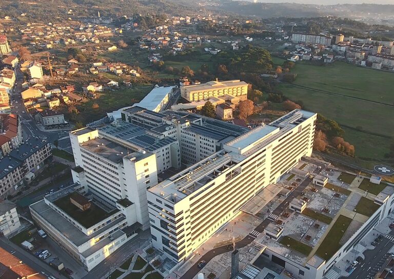 Trasladadas dos personas al hospital tras volcar su vehículo en Cortegada (Ourense)