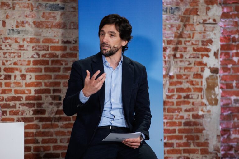 El eurodiputado Adrián Vázquez (PPdeG) se marca como objetivo que haya «cero recorte» en el presupuesto de PAC y pesca