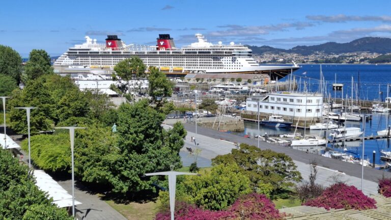 Turismo.- El crucero Disney Fantasy visita por primera vez Vigo con más de 3.600 pasajeros
