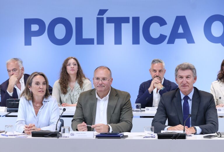 El organigrama de la cúpula del PP integra a una docena de gallegos, encabezados por el propio Feijóo