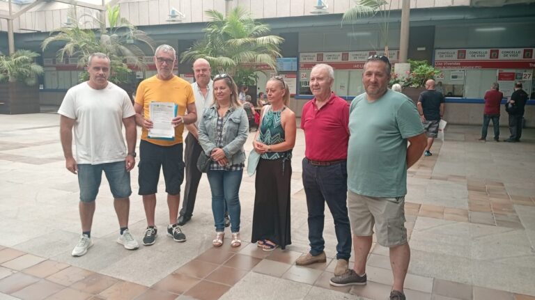 Usuarios del complejo deportivo municipal de Samil denuncian el «abandono» y el estado «cochambroso» de pistas de tenis