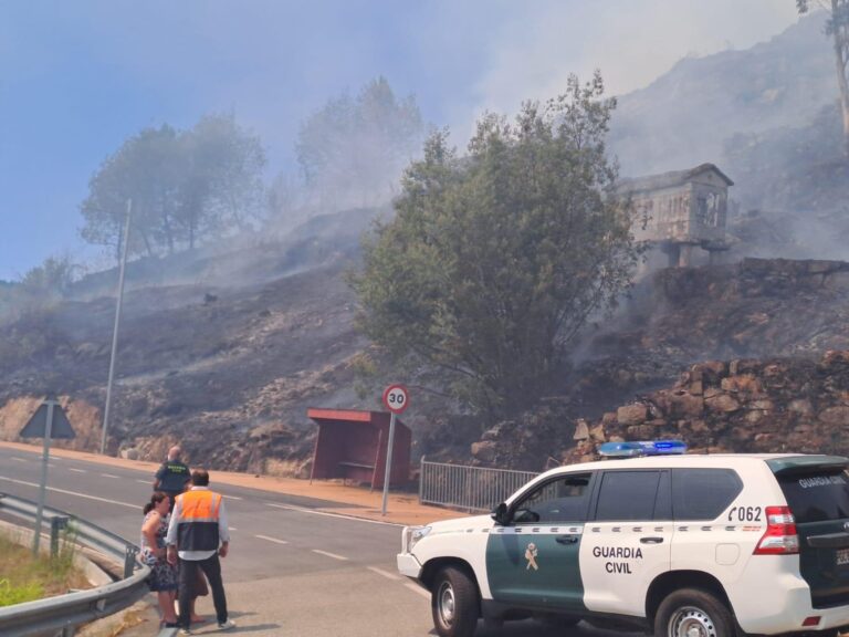 Rural.- Dos incendios en Cerdedo-Cotobade obligan a desalojar a 30 vecinos de cinco viviendas