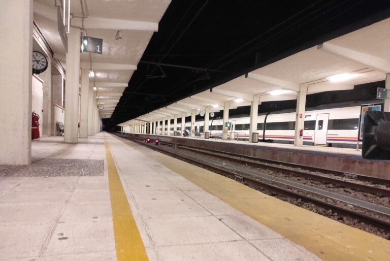 Investigan la muerte de una octogenaria tras caer de un andén en la estación de tren de A Coruña