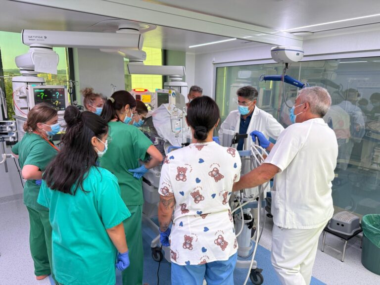 Patricia, primera niña nacida en el paritorio provisional en Ourense apenas una hora después de concluir el traslado