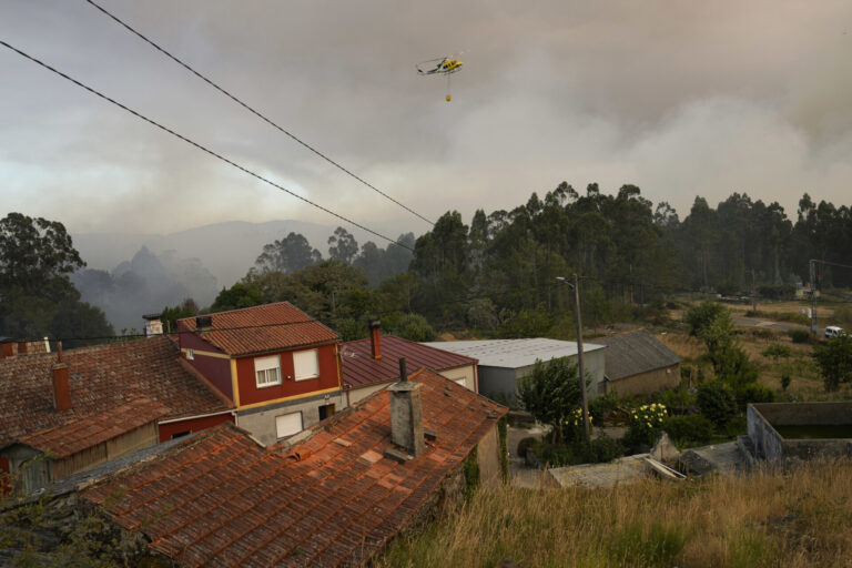 Rural.- Desalojan vecinos en A Cañiza (Pontevedra), donde un gran incendio avanza y arrasa ya 200 hectáreas