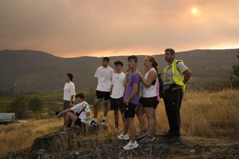 Rural.- Confinados varios núcleos de A Cañiza por el incendio: la Xunta usa por primera vez el ‘ES-Alert’ para avisar