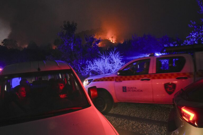 Rural.- La Xunta levanta el confinamiento de los vecinos afectados por el incendio de A Cañiza, que quema 200 hectáreas