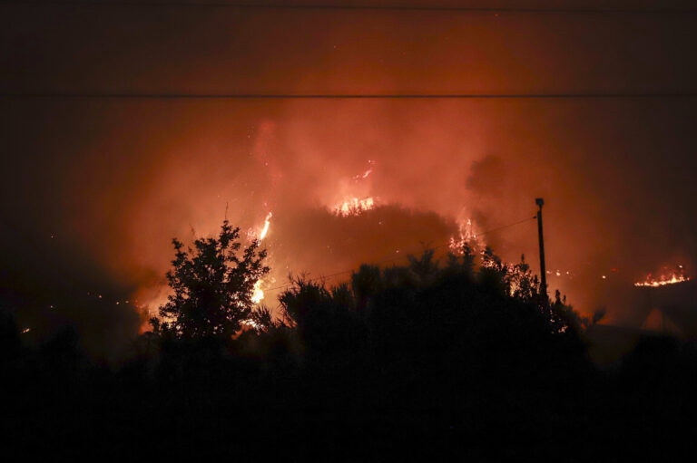 Rural.- El incendio forestal de A Cañiza, que calcina unas 300 hectáreas, evoluciona favorablemente