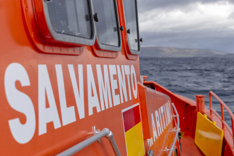 Evacuados frente a la costa de A Coruña dos tripulantes de un buque que se dirigía a Cádiz