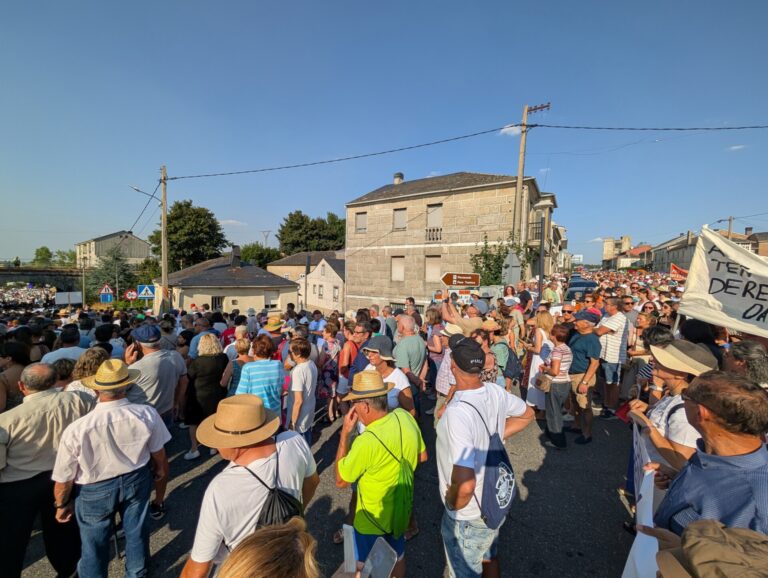 Más de 7.000 personas se movilizan en A Gudiña (Ourense) para denunciar el «aislamiento ferroviario»