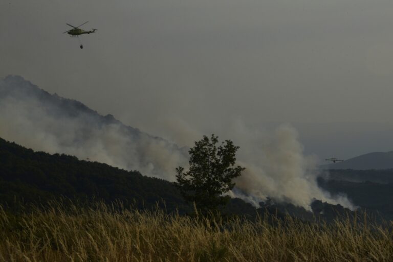 Rural.- Estabilizado el incendio de Vilardevós (Ourense) y desactivada la Situación 2