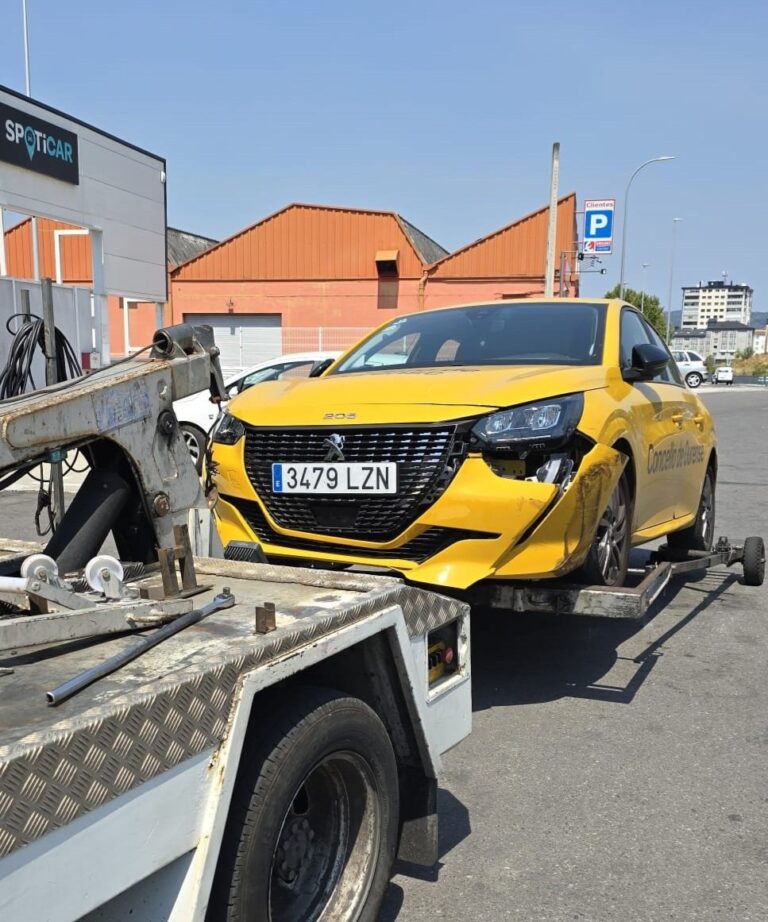 Jácome afirma que un coche golpeó el vehículo oficial del Ayuntamiento cuando él acudía a comprar su tarta de cumpleaños