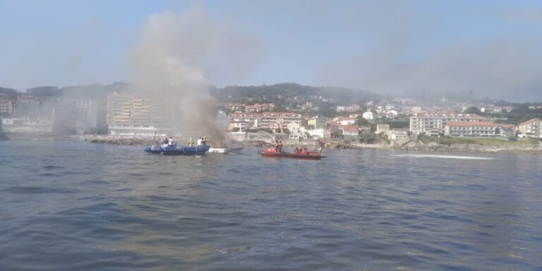 SUS.-Arde una embarcación de recreo en Sanxenxo y su único ocupante es rescatado por una moto acuática al saltar al agua