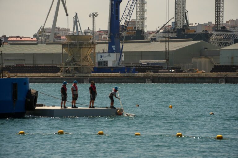 La Xunta comienza la instalación de los pantalanes de la estructura flotante de O Parrote, en A Coruña