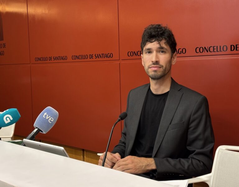 Raxoi no descarta recurrir el rechazo de la Xunta a la zona tensionada e insiste en que hay «intencionalidad política»