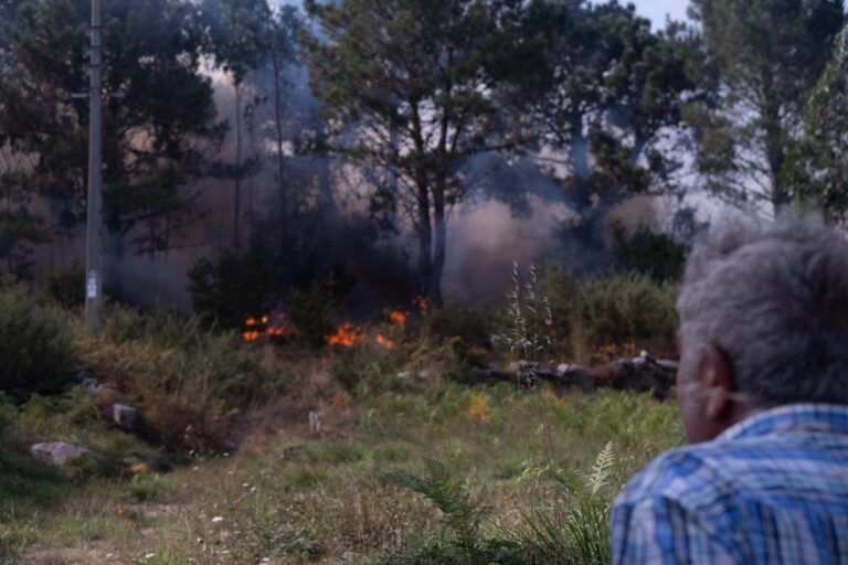 Rural.- Siguen sin control los fuegos de Ponteceso y Camariñas que obligaron a desalojos: arrasan más de 100 hectáreas