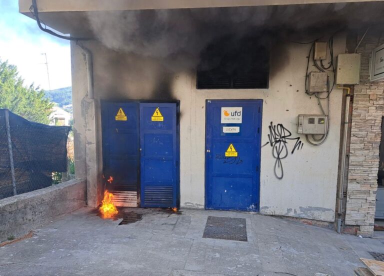 Un incendio en un edificio de Pontedeume obliga a evaucar a sus vecinos durante más de un día